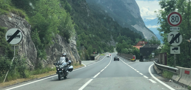 Flüsterasphalt und Bodenmarkierungen bei der Zirler Nordumfahrung.