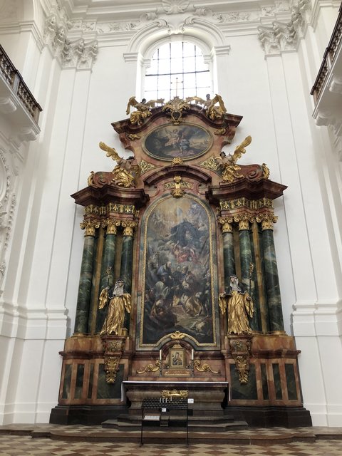 Die Altarelemente kamen später in die Kirche.