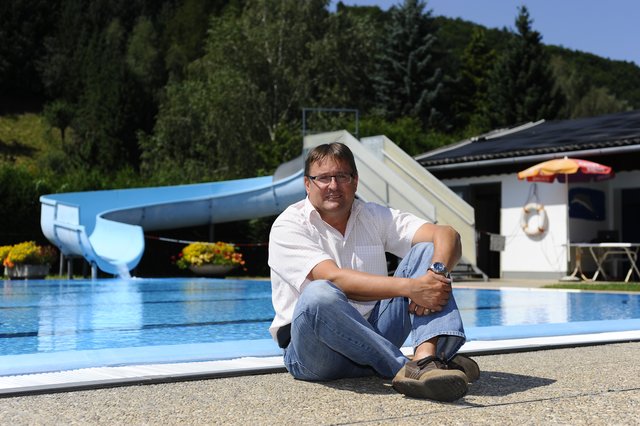 <f>Bürgermeister</f> Manfred Schuh (Bild) geht mit seinem Freibad nicht unter. Thomasberg trägt das Minus brav mit. Im Idealfall zahlen künftig andere Gemeinden aus dem Einzugsgebiet ebenfalls mit.