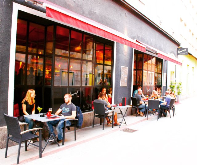 An lauen Sommerabenden ist die Lennox Bar in der Marienstraße der ideale Treffpunkt, um gemeinsam mit Freunden oder Kollegen einen kühlen After-Work-Drink zu genießen.