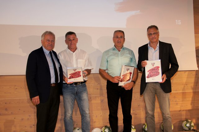 Ehrenzeichen in Gold: Wolfgang Öbelsberger, Peter Köll und Wolfgang Grosch (mit Urkunden v.r.n.l.) mit ÖFB-Präs. Leo Windtner | Foto: TFV
