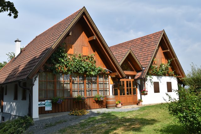 Der größte der verbliebenen Heiligenbrunner Buschenschanken ist jener der Familie Heindl am Zeinerberg.