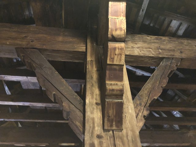 Schnitzereien am Balken. 