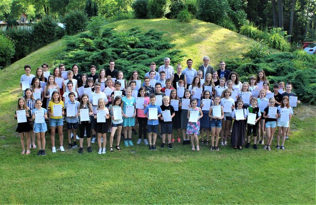 Als Lohn der musikalischen Arbeit halten die jungen Musiker aus der Region Urkunden und Abzeichen in Händen.  | Foto: Blasmusikverband 