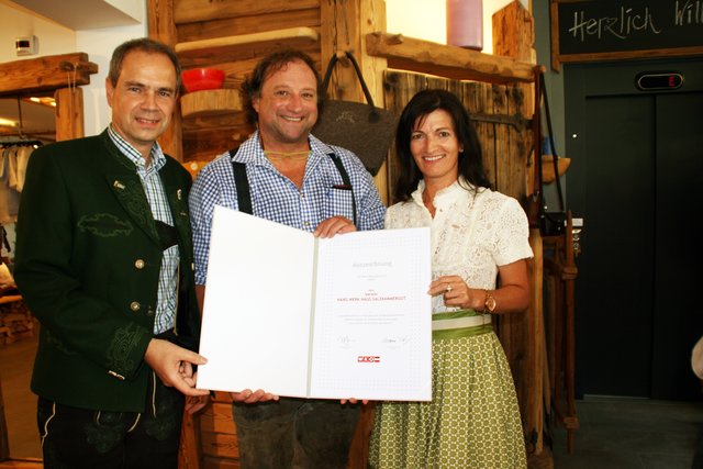Ehrung für den Verein Hand.Werk.Haus Salzkammergut (v.l.n.r.): Andreas Promberger (WKO), Obmann Hannes Stockinger, Vize-Präs. Margit Angerlehner (WKO)