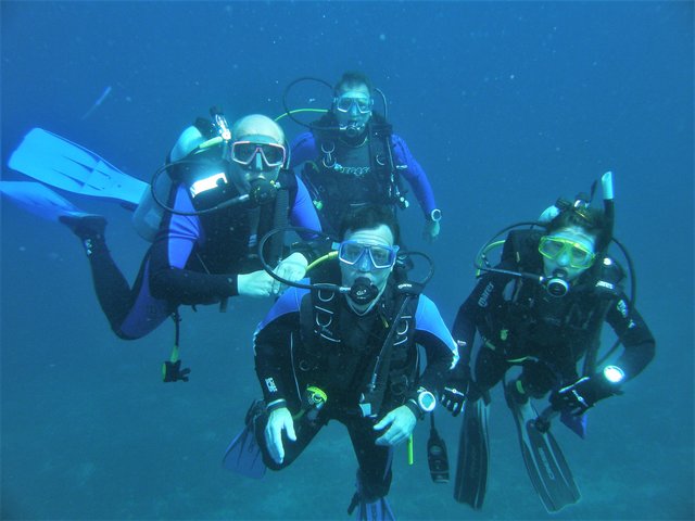 Hannes Kernbeis, Roland Mollay, Alfred Janisch und Ingrid Janisch (v.l.n.r.) auf Tauchsafari vor Gili Trawangan in Indonesien. | Foto: Tauchverein Schwarzatal Wimpassing