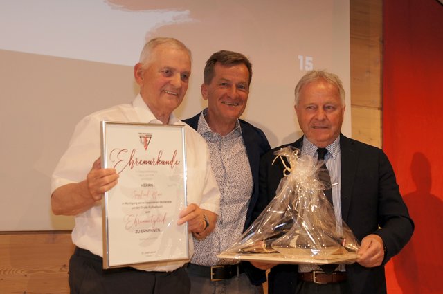 Neo-Ehrenmitglied Siegfried Mair mit Urkunde – TVF-Präs. Sepp Geisler und ÖFB-Präs. Leo Windther gratulierten. | Foto: TFV