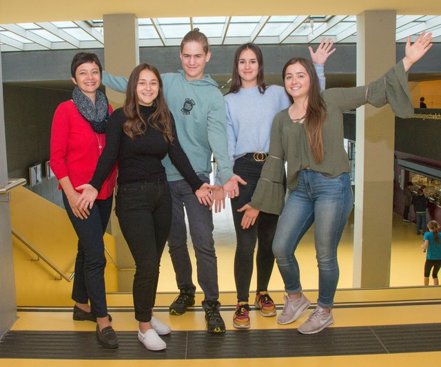 Florentina Halili, Jonathan Grüner, Selina Draxler und Michelle Gillesberger von den 2. Jahrgängen der HLW Kirchdorf haben die Suchtpeers-Ausbildung gemacht. Die Pädagogin Daniela Peiner (links im Bild) ist für die Peers an den Berufsbildenden Schulen zuständig.