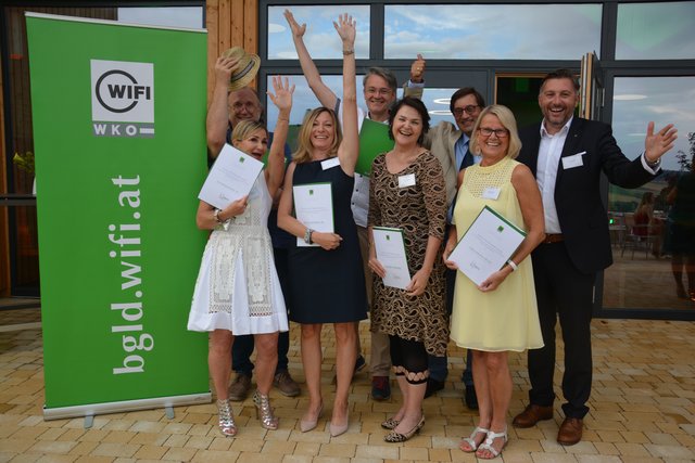 Die Gewinner beim gemeinsamen Foto mit Harald Schermann mit den Geehrten