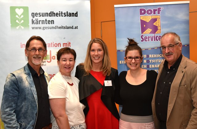 Hans-Jörg Unterkofler und Ulrike Nischelbitzer von der Gemeinde Lurnfeld, Dorfservice Geschäftsführerin Ulrike Kofler, Kabarettistin Guggi Hofbauer, Bürgermeister Gerald Preimel | Foto: Dorfservice