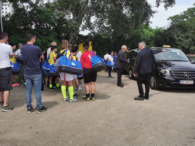 Mit Taxis wurden die Kicker-Damen des Vatikans abgeholt.