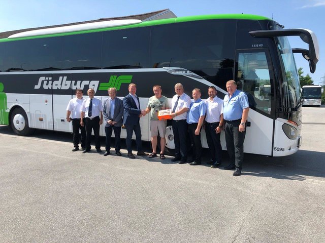 Vertreter der Firma Südburg rund um GF Siegfried Tanczos (4.v.l.) übergaben die Spendenbox an Adi Kalchbrenner (Mitte). | Foto: Südburg