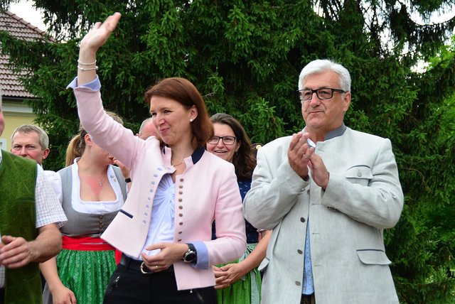 LAbg. LK Präs. Michaela Langer-Weninger und Bm. Friedrich Neuhofer