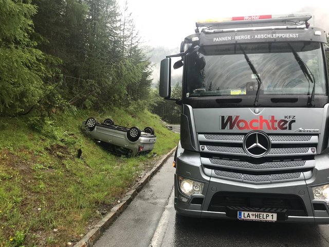 Der total beschädigte Wagen musste vom Abschleppdienst mit Hilfe eines Krans geborgen werden.