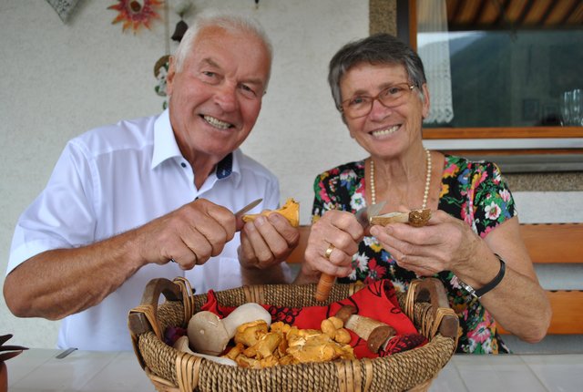 <f>Das g'scheite Putzen</f> und die richtige Zubereitung gehören für Hanni und Hans Kreuzer zum Pilz-Vergnügen dazu