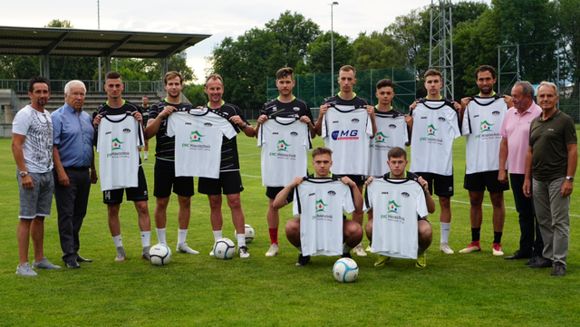 Die neuen Spieler des ASK Klagenfurt: Sportdirektor Dollinger, Obmann Krammer, Vukovic SAK), Robic (WAC), Trainer Thuller, Sandner (Ludmannsdorf), Grubor (Liebensfels), Perce (Austria), Mrsic (Liebensfels), Writzl (Eisenkappel), Hanser sowie Präsident Wiedenbauer. Vorne hockend die KAC-Zugänge Lausegger und Pavic. Nicht am Bild: Neuzugang Ziga Anzely (St Michael/Bl)