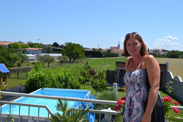 Auf der Terrasse lässt es sich Patricia mit ihrer Familie gut gehen - hier wird entspannt und "gechillt".