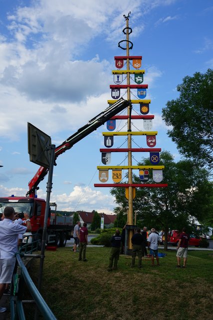 Neben "Menpower" kamen auch Kran und Teleskopmastbühne beim Zunftbaum aufstellen zum Einsatz.