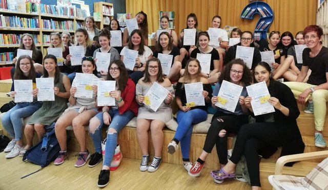 Zertifikatsübergabe an Schülerinnen der BAfEP Zams am 19. Juni 2019, im Bild rechts Büchereileiterin Sigrid Ehrlich