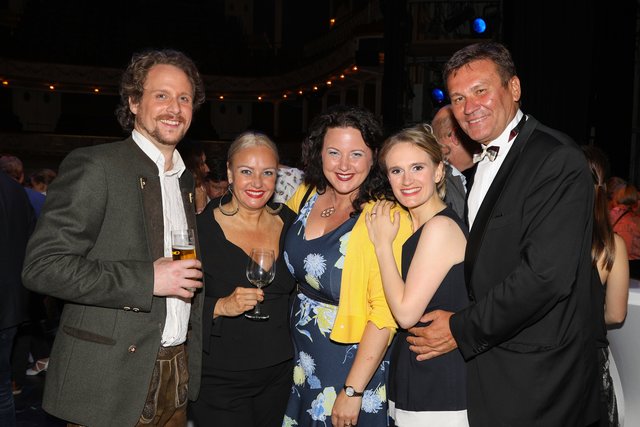 Clemens Kerschbaumer (Adam), Verena Scheitz (Baronin Adelaide), Regina Riel (Kurfürstin Marie), Ilia Staple (Christel) und Intendant Michael Lakner