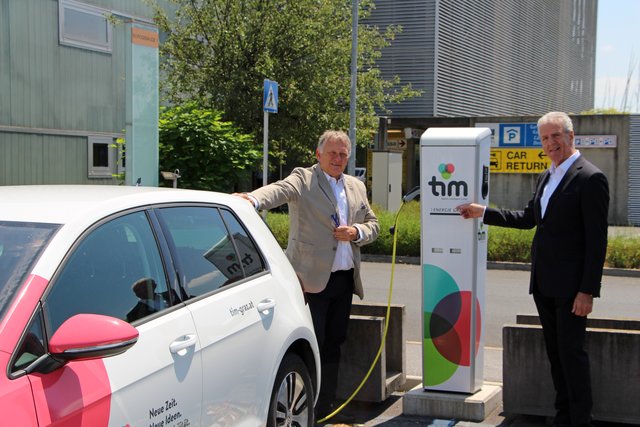 "tim" am Flughafen: Wolfgang Malik und Gerhard Widmann (r.) tanken auf.