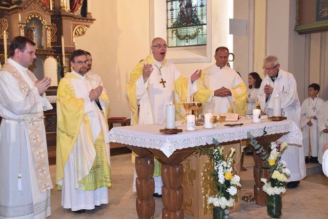 Am neu geweihten Altar: Bischof Ägidius Zsifkovics (Mitte) und der Stinatzer Pfarrer Stefan Jahns (2. von links).