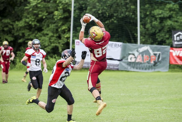 Thight End Patrik Lercher fängt den Pass vom Quarterback und die Offense bekommt neue vier Versuche, um in die Endzone zu kommen.