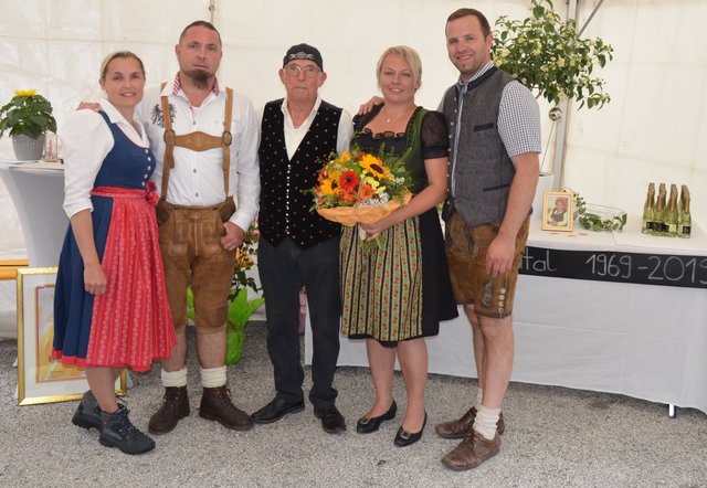 Bürgermeister Christian Hecher (rechts) gratulierte der Familie Lutz