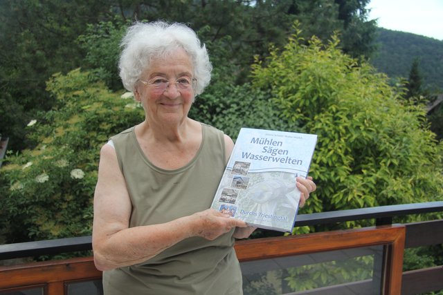 Professor Helene Schießl mit dem Buch.