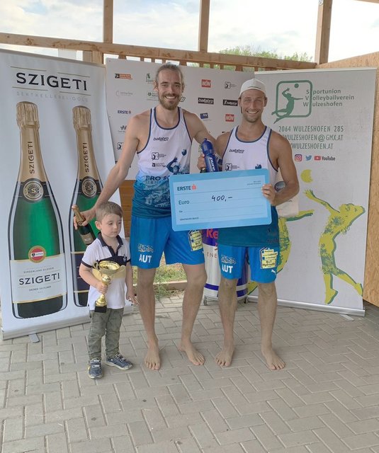 Daniel Müllner und Tommy Kunert mit dem Siegerscheck - ein treuer Fan hält den Pokal