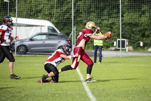 Thomas Langecker bei einem seiner zwei Touchdowns im Spiel der Telfs Patriots gegen die Carinthian Lions, das sie mit 41:13 für sich entscheiden konnten und den Einzug ins Halbfinale sicherten.