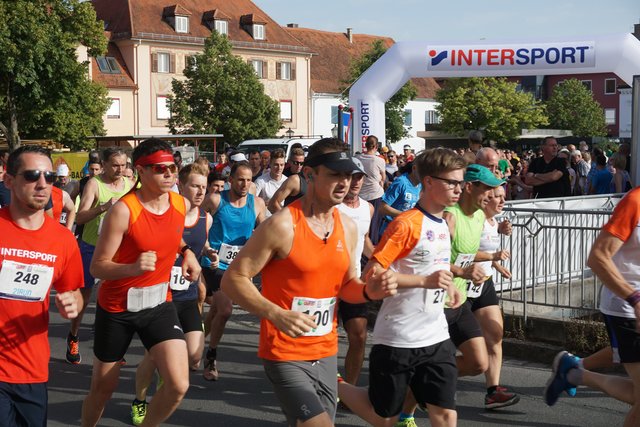 Start des 10 Kilometer-Hauptlaufs und des 5 Kilometer-Volksslaufs auf dem Hauptplatz der Thermenhauptstadt. | Foto: WOCHE