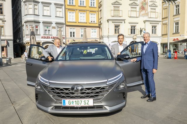 Graz fährt auf Wasserstoff ab: Wolfgang Malik, Siegfried Nagl, Flughafenchef Gerhard Widmann. | Foto: Fischer