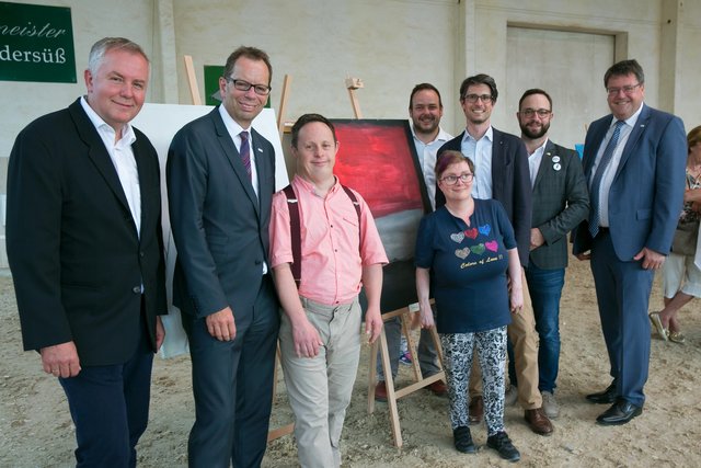 Stadtrat Thomas Haudum, VKB-Generaldirektor Christoph Wurm, Künstler Andreas Kinberger, Caritas-Abteilungsleiter Bernhard Gauder, Künstlerin Anita Baier, Mario Grünberger (Round Table 24), Caritas-Geschäftsführer  | Foto: Caritas