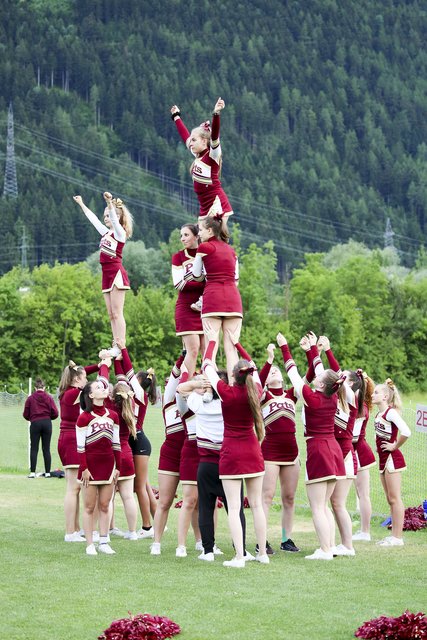 Die Telfs PATS zeigen an der Sideline ihr Können und sorgen für Stimmung.