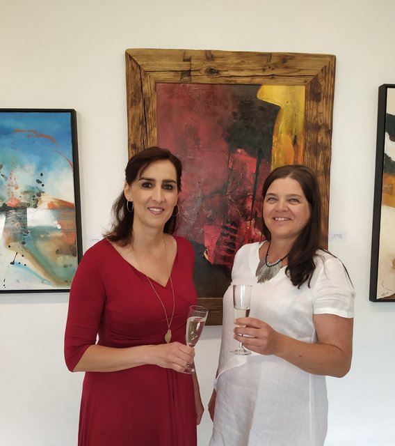Die Künstlerin (rechts) mit Landesrätin Maria Hutter; sie ist ebenfalls in Bruck daheim. | Foto: Atelier &amp; Galerie Karoline Maahs-Franke