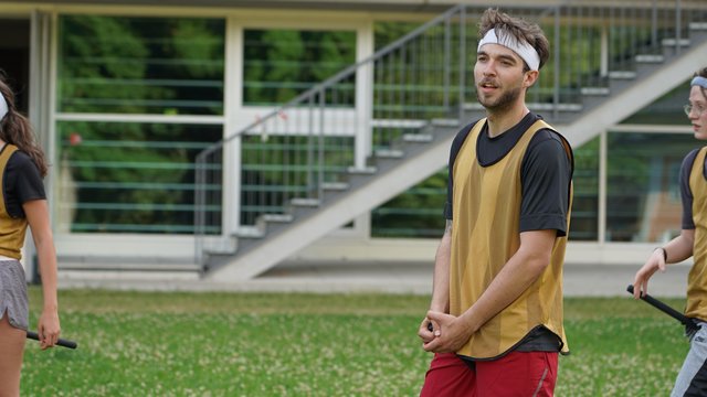 Den Besen fest im Griff – ich beim Quidditch-Training.