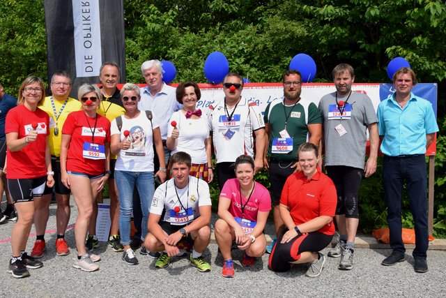 1. Reihe hockend: Widhalm Christoph (Fa. Widhalm), Diem Carola (Waldviertler Sparkasse), Steinbauer Sabine (Hartl Haus)
2. Reihe stehend: AK-Leiterin Gesunde Gemeinde Anita Wögerer, Bürgermeisterin Silvia Riedl-Weixlbraun, Andrea Hahn (United Optics), Elisabeth Kramreiter (Initiative "Tut Gut!", NÖ Gesundheits- und Sozialfonds), Vizebürgermeister Werner Scheidl, Michael Moser (Michl macht's), Bernhard Hofstetter (Hofstetter GmbH), Hubert Knapp (Leithäusl GmbH)
3. Reihe stehend: Werner Wögerer und Bernhard Riedl (Raiffeisenbank Waidhofen/Taya) und Gemeindearzt MR Dr. Eduard Höbinger