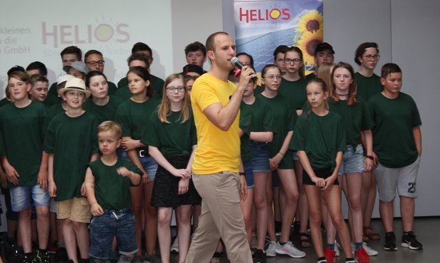 EBF-Projektleiter Johannes Traxler gemeinsam mit den "Klima-Schülern" beim Abschlussevent in Sandl.  | Foto: EBF
