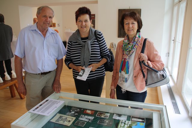 Josef Gottler, Gerlinde Macho und Waltraud Gottler erkundeten eine Ausstellungsvitrine. 
