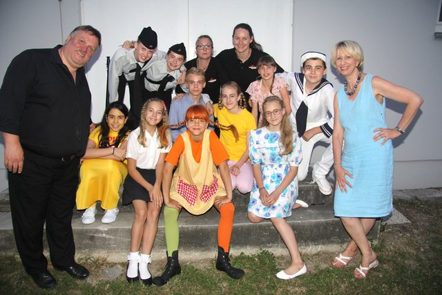 Das Ensemble mit Andreas Bartl und Direktorin Andrea Sattler.