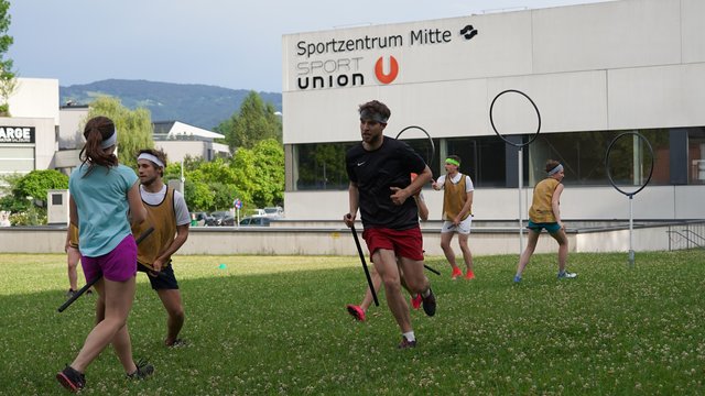 Das graue Stirnband zeigt an, dass ich als "Treiber" spiele. Ich darf die Gegner mit dem "Klatscher" abschießen.