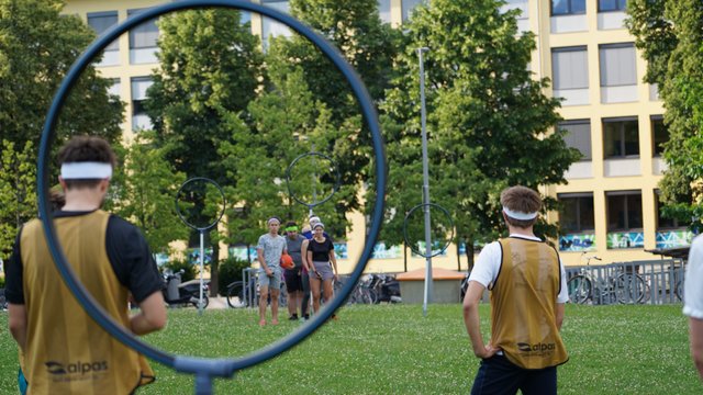 Kurz vor dem Angriff – die Verteidiger warten bereits. Das Salzburger Quidditch-Team Fortress Falcons beim Training vor dem Unipark Nonntal.