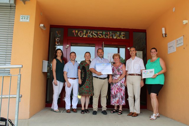 Der Neudauer Volksschuldirektor Peter Hochwald (Mitte) im Kreis der Gratulanten, an der Spitze LAbg. Bgm. Wolfgang Dolesch.