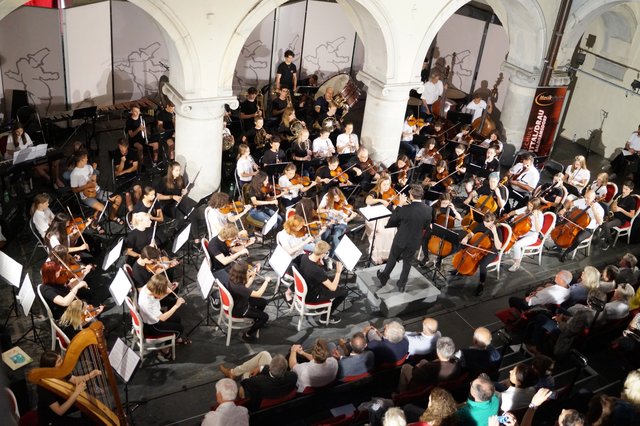 Das „Europe for Citizens Orchestra“, bestehend aus Jugendlichen der Musikschulen Spittal, der Partnerstädte Porcia und Gottschee sowie aus Triest, stand auf der Bühne.
