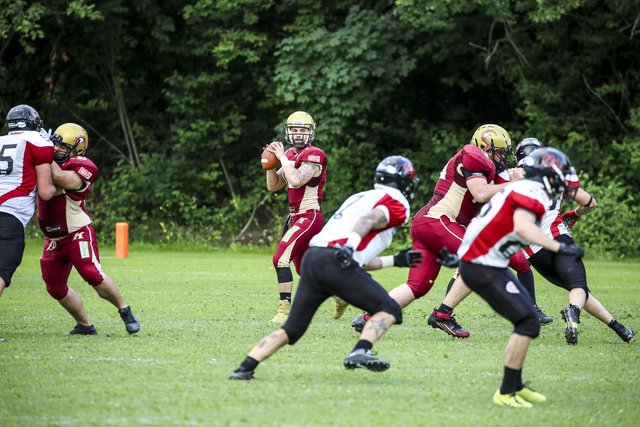 Durch gute Arbeit der Offensive Line bekommt Quarterback Dominik Soraperra genügend Zeit den Ball an den Mann zu bringen.