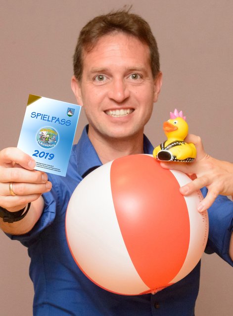 Vizebürgermeister Harald Sorger zeigt den Spielepass