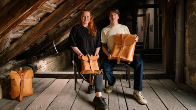 Nadine Kirchstetter und Lukas Beinstein mit dem bald erhältlichen "Artisan Backpacks" in den Größen "large" und "small".