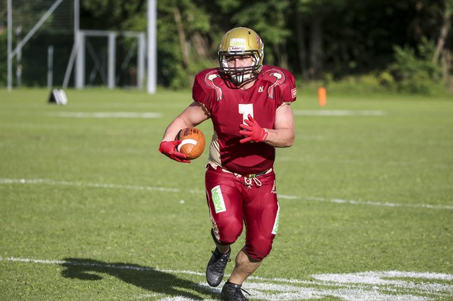 Lukas Berchtold am Weg in die Endzone zu seinem Touchdown.