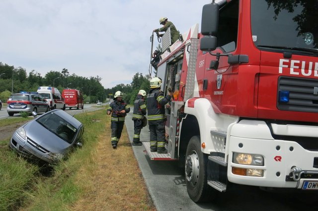 Die Stadtfeuerwehr Oberwart rückte zu einer Fahrzeugbergung auf der B50 aus.